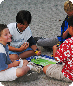 Spelende kinderen op het schoolplein